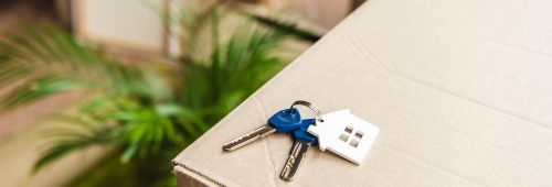 תמונת נושא של המאמר על ביטול חוזה שכירות המציגה מפתח דירה חדש ועל השולחן מונחות קופסאות קרטון המרמזות על מעבר דירה.