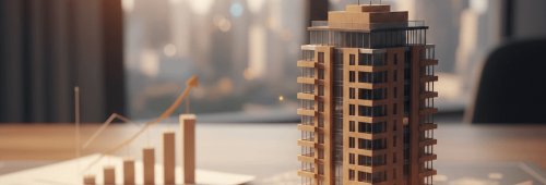 תמונת נושא של המאמר על ההבדל בין מס שבח להיטל השבחה המציגה דגם מוקטן של בניין מגורים מודרני המוצב על מטבע זהב גדול במרכזו של שולחן עבודה. על השולחן פרוסה תוכנית אדריכלית ועליה מונחים זכוכית מגדלת, דפי מסמכים וגרף עמודות המראה מגמת עלייה. ברקע נראה חלון גדול המשקיף אל קו רקיע של עיר מודרנית עם גורדי שחקים תחת אור יום בהיר. התמונה מסמלת השקעות נדלן, תכנון פיננסי ואת הקשר בין הון לבנייה עירונית.