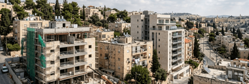 צילום אווירי המציג את תהליך ההתחדשות העירונית בחיבור בין בנייני אבן ירושלמית וותיקים לבנייה מודרנית חדשה כאשר בצד שמאל נראה אתר בנייה פעיל של פרויקט תמ"א 38 בירושלים המוקף בפיגומים וגדרות ובמרכז נראה בניין מגורים מודרני וגבוה יותר שכבר הושלם
